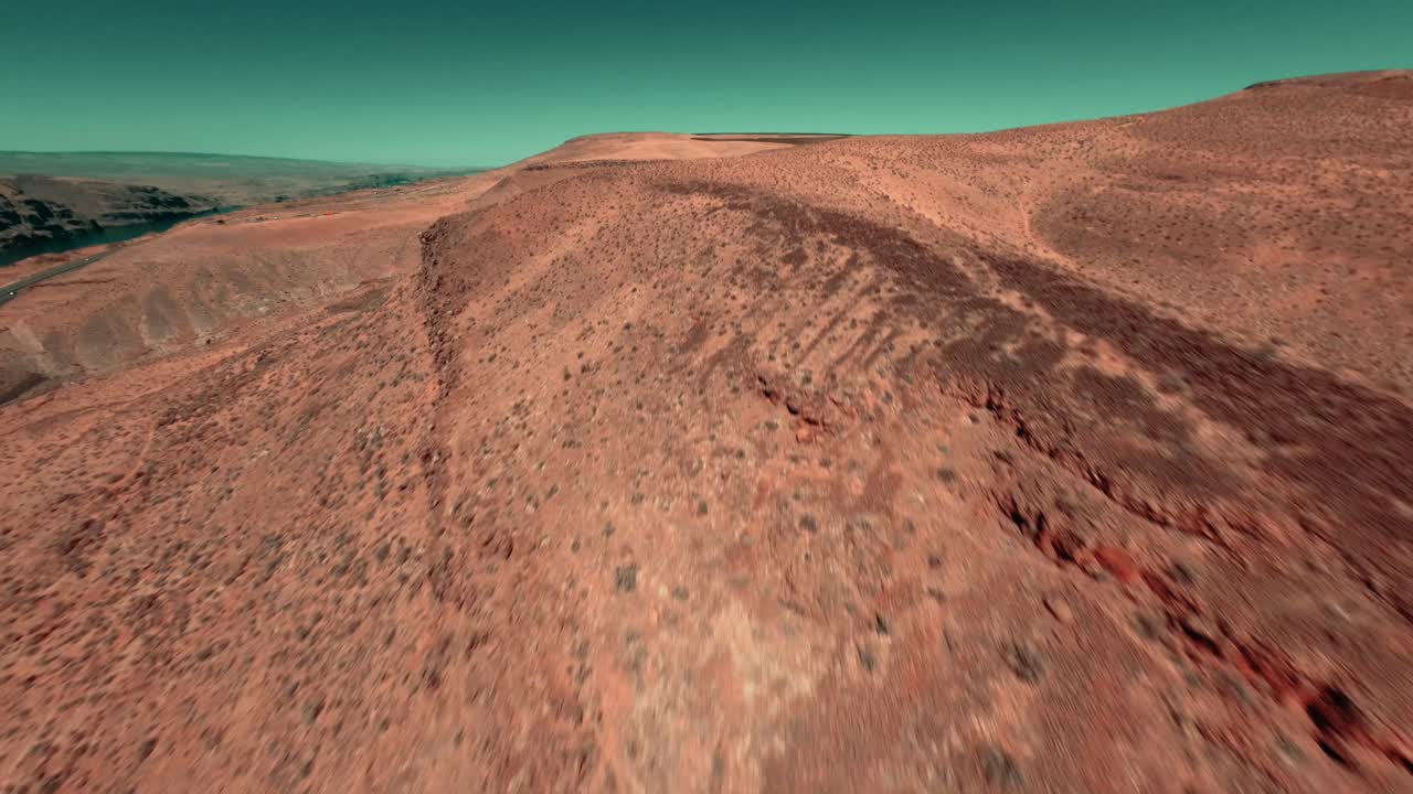 sumérgete en un dron fpv en un valle