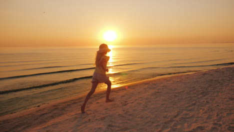 Sorgloses-Barfüßiges-Kind-Läuft-Bei-Sonnenuntergang-Glücklich-Am-Wasserrand-Am-Meer-Entlang-4k-Video