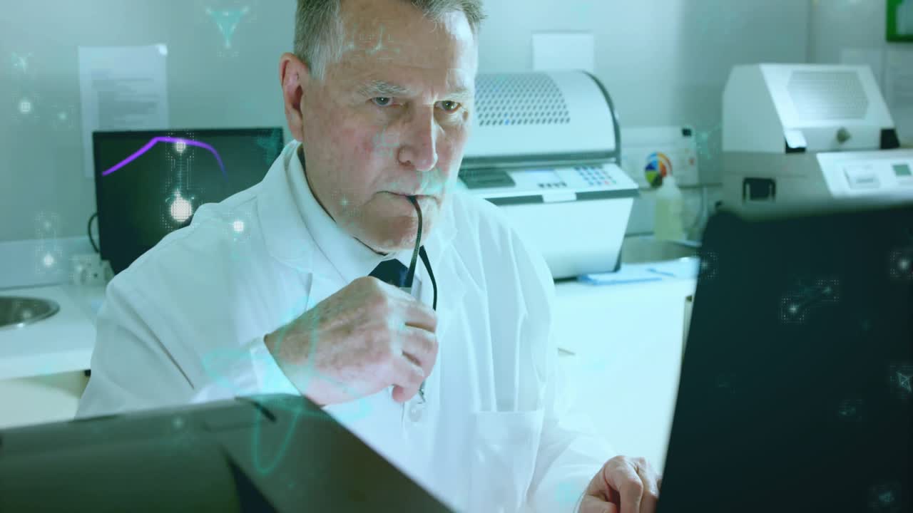 Animation af databehandling over kaukasisk mandlig videnskabsmand i laboratorium