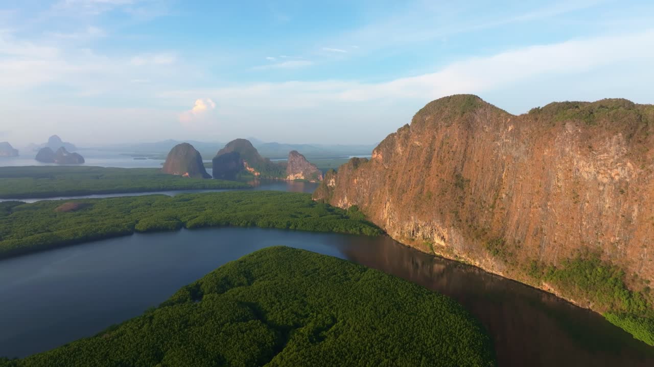 Rừng nhiệt đới và dòng sông đón ánh nắng đầu tiên gần những ngọn đồi đá vôi, Thái Lan