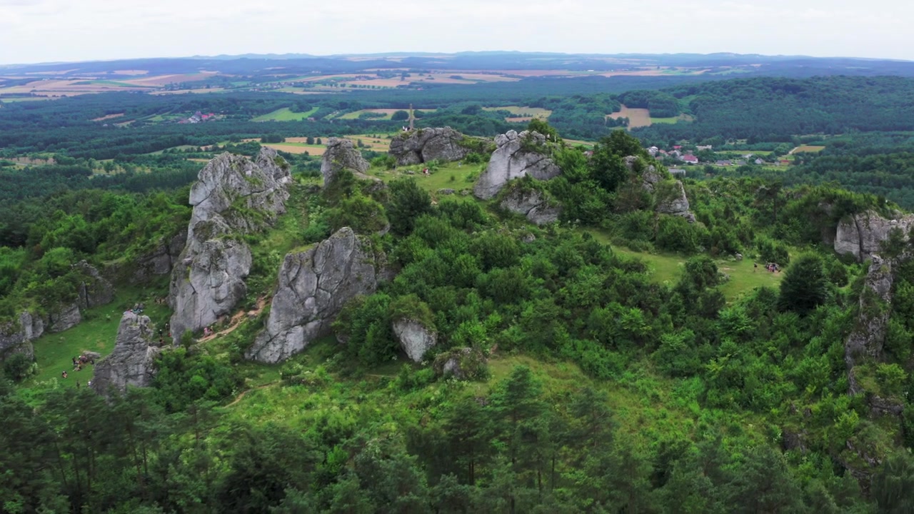 Dronekuva Kroczyce Okupnen kylästä paljastaa Góra Zborów (Berkowa Góra) -kallioisen kukkulan metsän ympäröimänä.