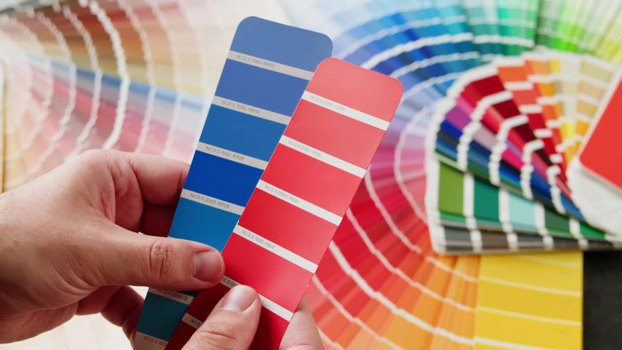 elegir colores con muestras de pintura