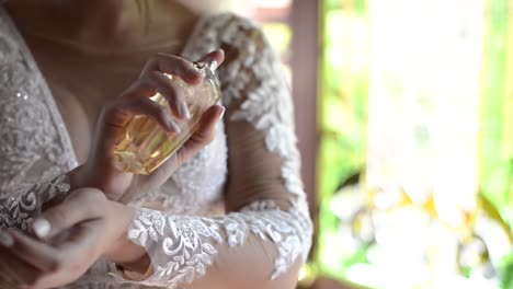 novia rociándose perfume en la muñeca
