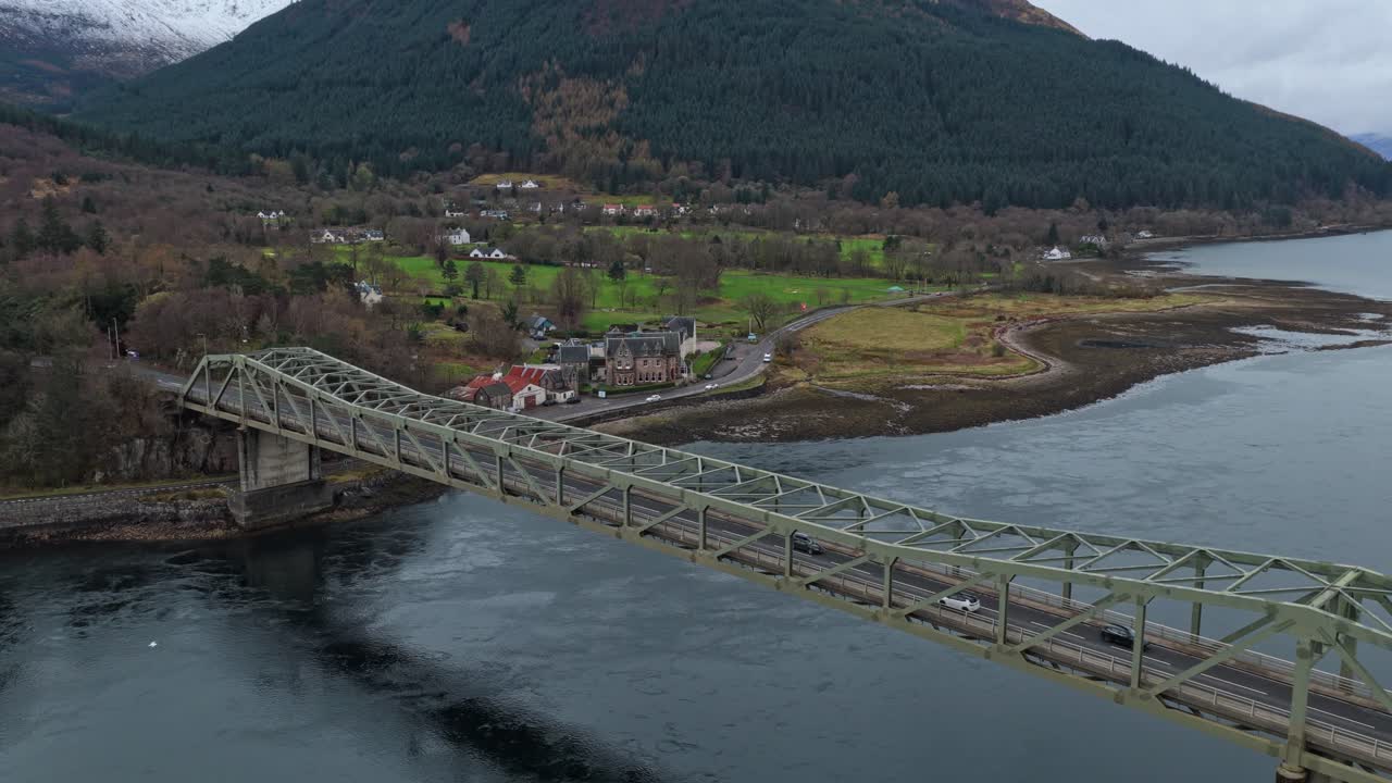 Luftaufnahme der Ballachulish-Brücke über Loch Leven in Schottland