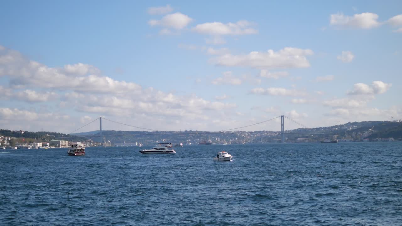 Köprü ve teknelerle Boğaz manzarası