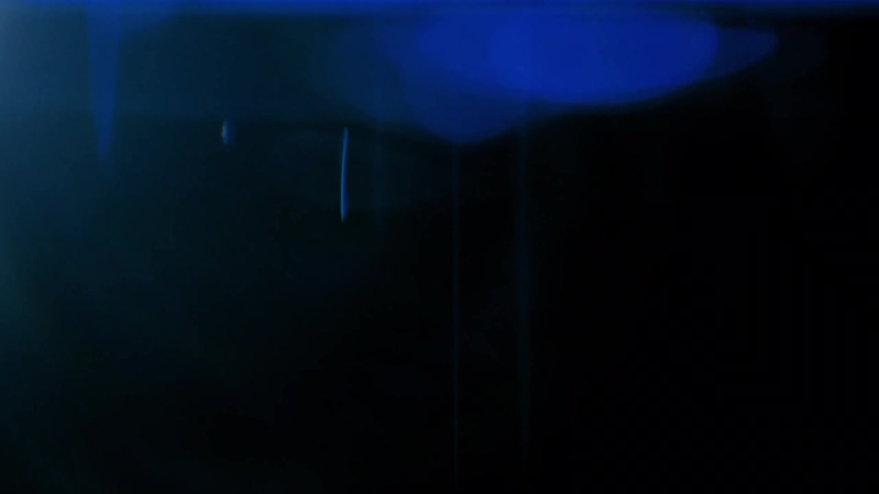 Abstrakte blaue Lichtlecks und Lens Flare auf schwarzem Hintergrund