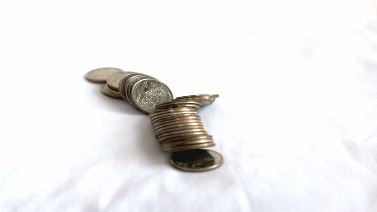 derribando una pila de cuartos de nosotros lejos de la cámara