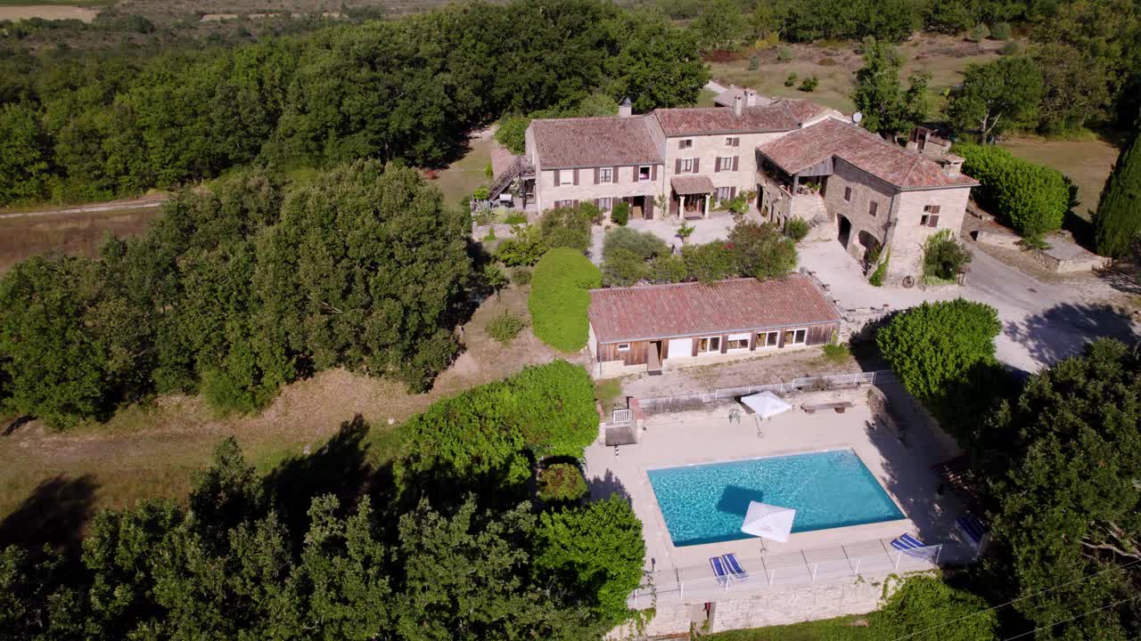 fotografía en órbita aérea de una gran villa de campo con una piscina residencial