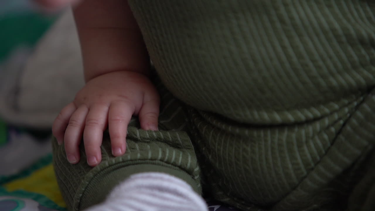 양말과 아기 발을 닫습니다