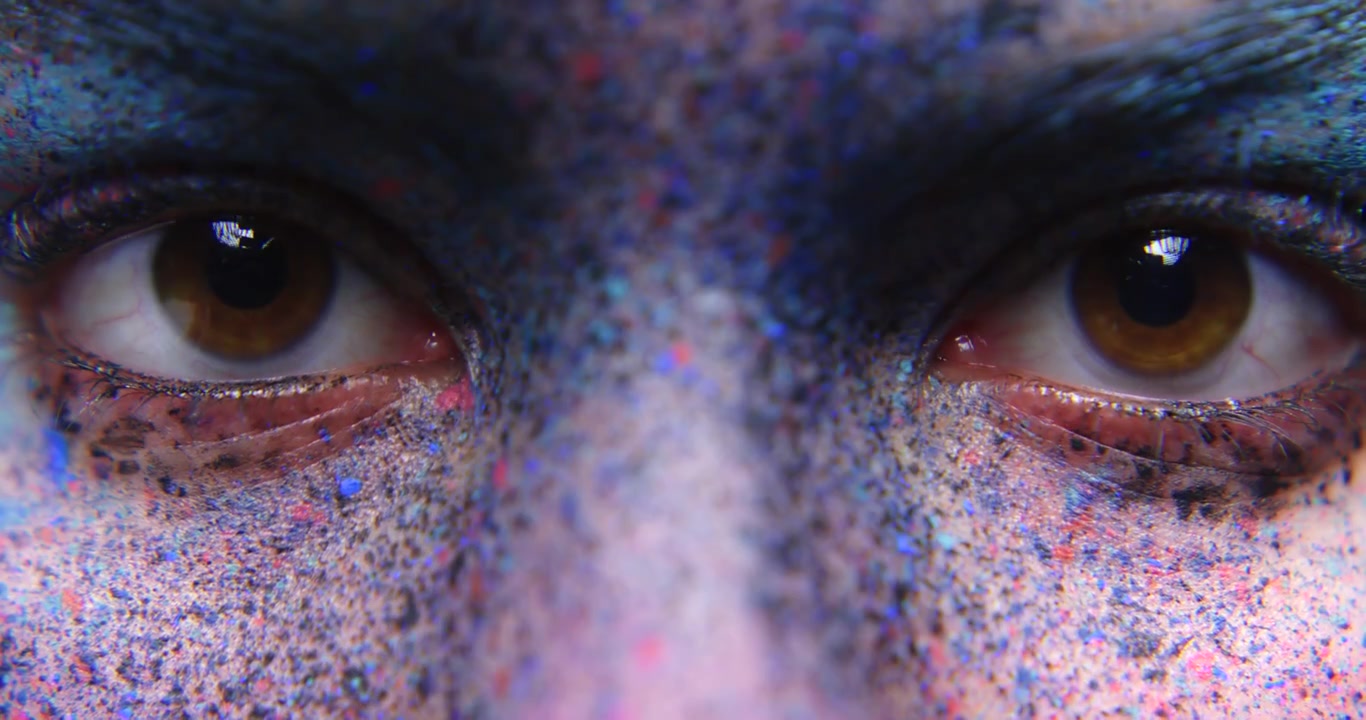Ritratto, volto, occhi e trucco artistico colorato