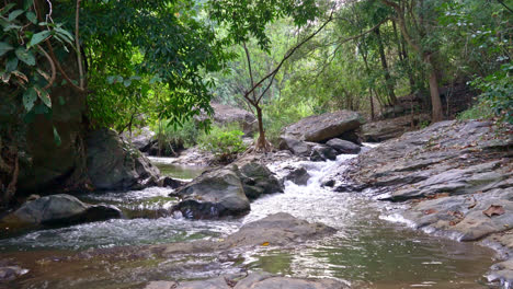 Schöner-Mae-Sa-Wasserfall-In-Chiang-Mai,-Thailand