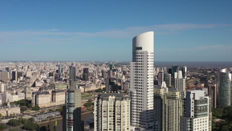 con vistas al vasto paisaje urbano de buenos aires, con la torre curva en medio de la arquitectura diversa