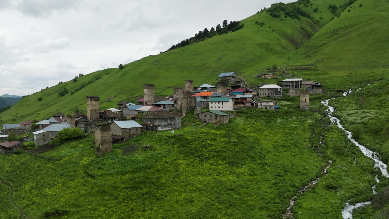 Aldeia medieval de Adishi nas montanhas elevadas na região de Svaneti, Geórgia