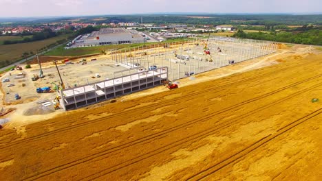 vista aérea del sitio de construcción. tema industrial desde un avión no tripulado. industria, desarrollo e inversión en la unión europea.