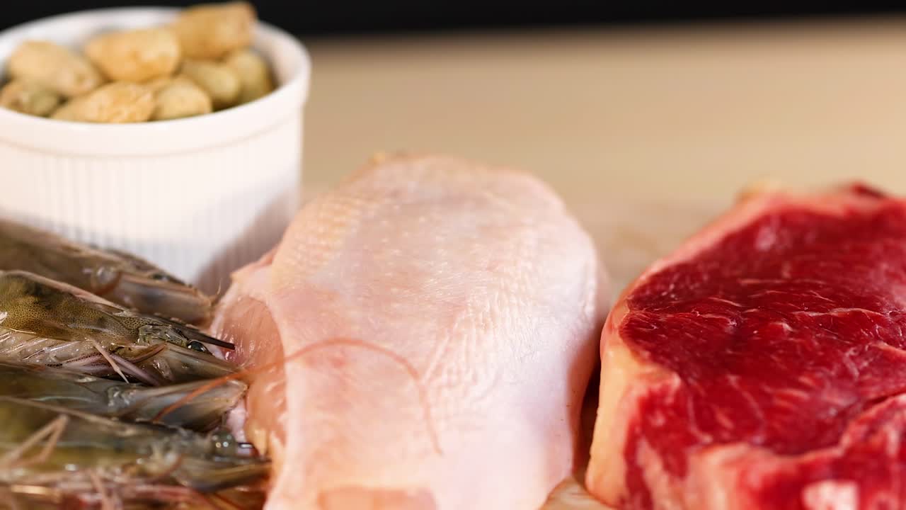 다양한 고기, 견과류, 해산물 을 함께 배열 한 것