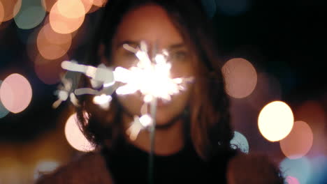 mujer, cara y chispa nocturna con luces bokeh