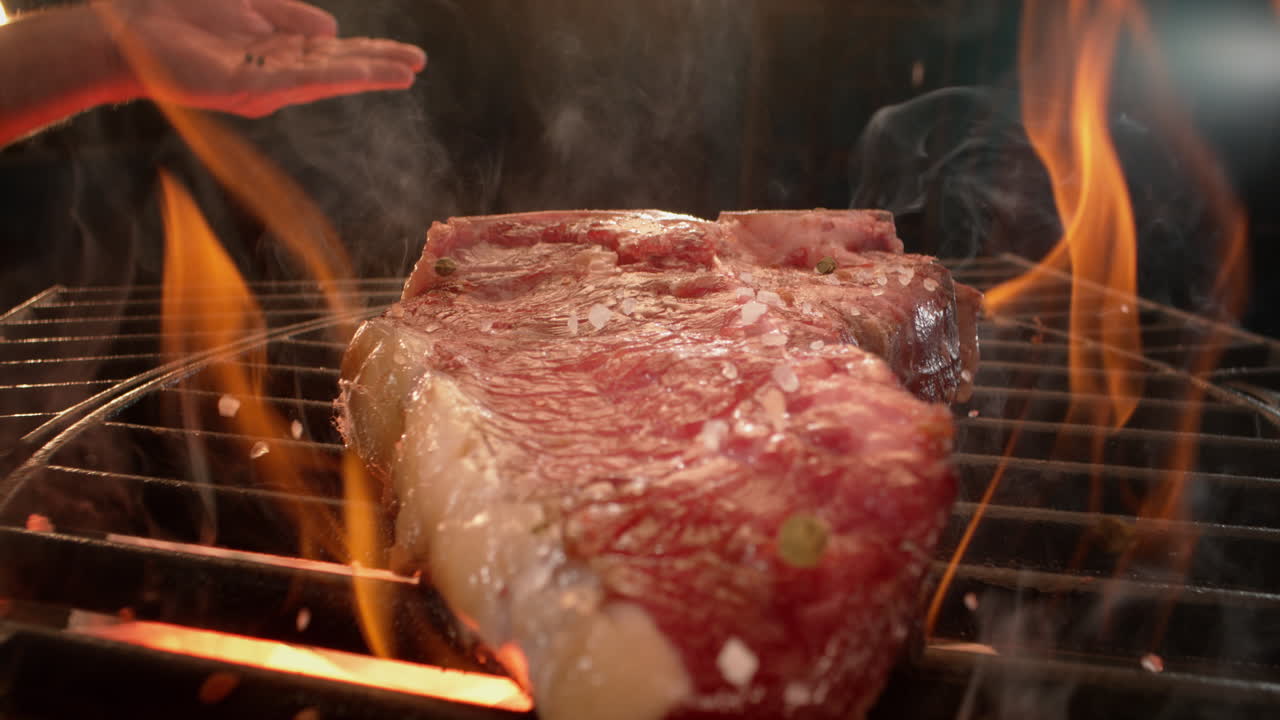 cocinando un filete sobre el fuego