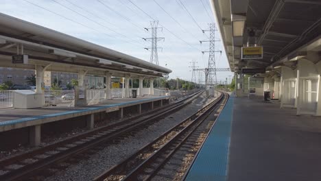 Estación-De-Tren-Skokie-Cta-Por-La-Mañana,-Nadie