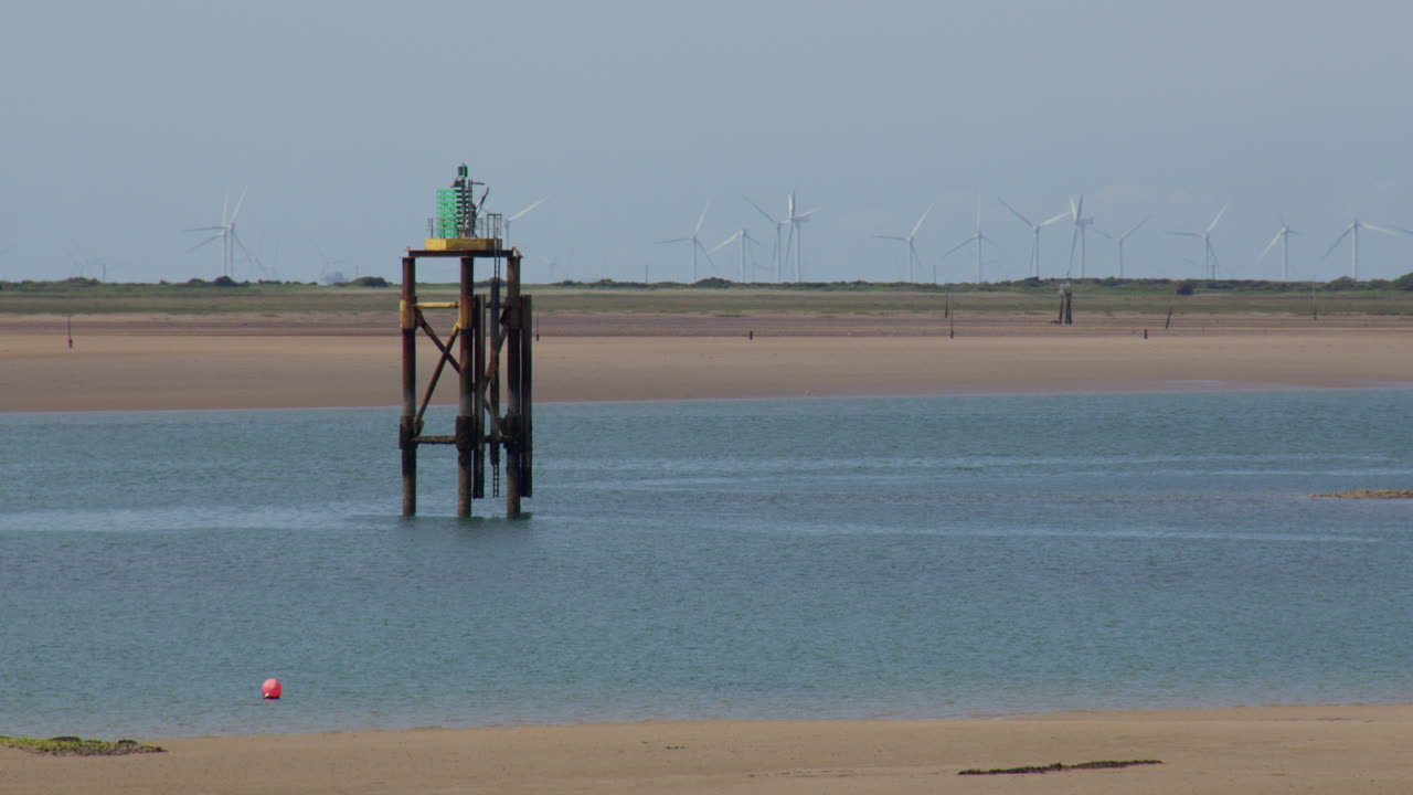 Campo lungo del segnale di canale nel canale Pile a Barrow-in-Furness con bassa marea da Roa Island