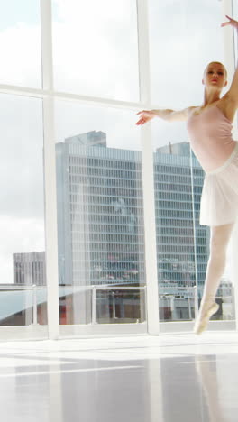 bailarina practicando el baile de ballet