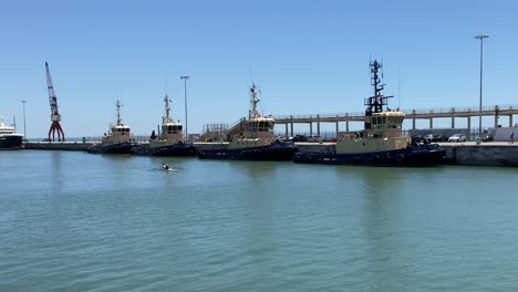 Einige-Schiffe-Der-Streitkräfte-Auf-Dem-Fluss-Mit-Einigen-Sportlern-Beim-Kanufahren,-Alcântara,-Portugal