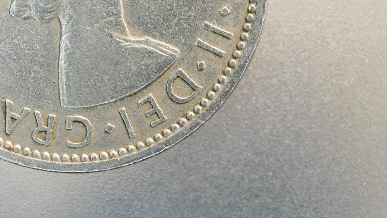 primer plano de monedas muy antiguas