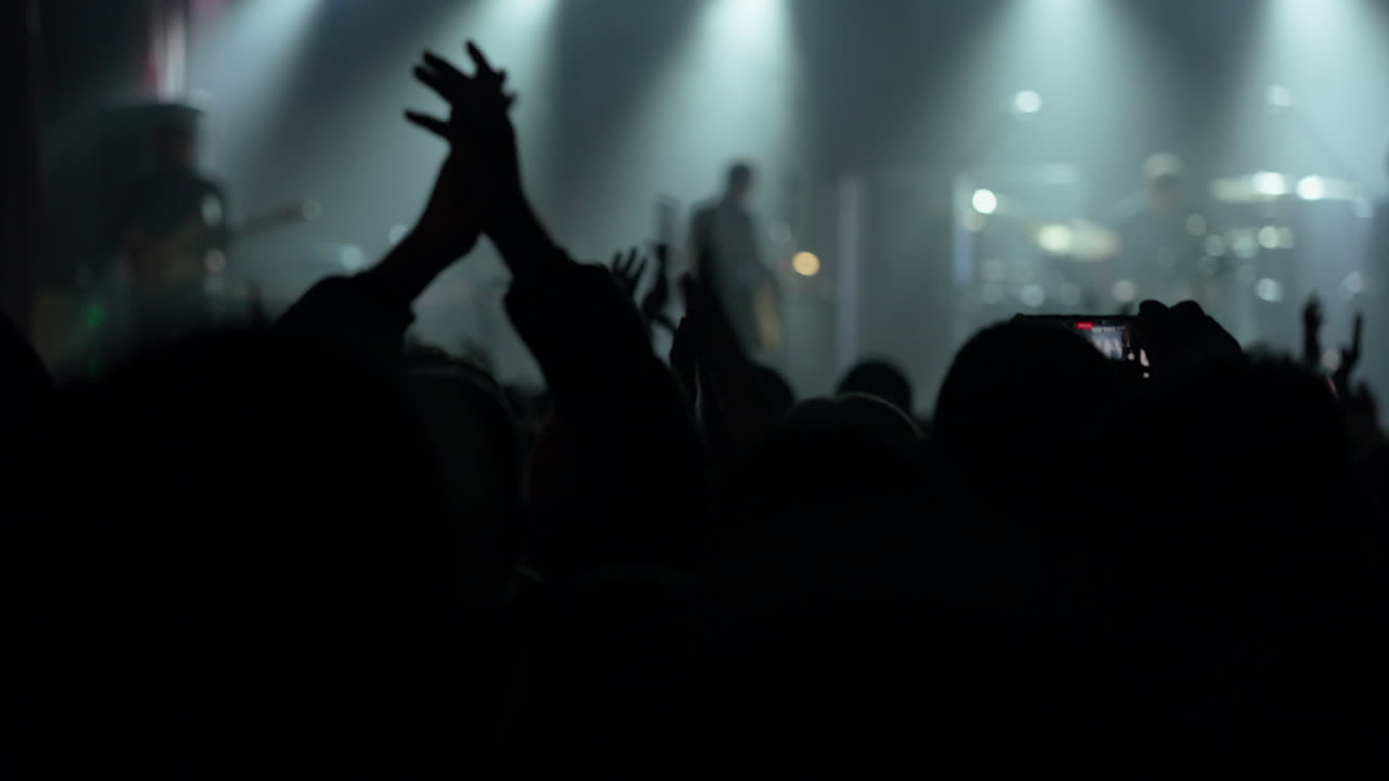 Penonton Bertepuk Tangan dan Bersorak di Konser Musik Langsung