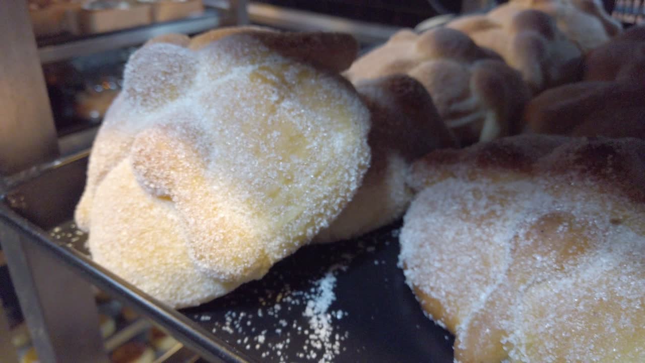 Close-up of a traditional Día de Muertos sweet bread with sugar