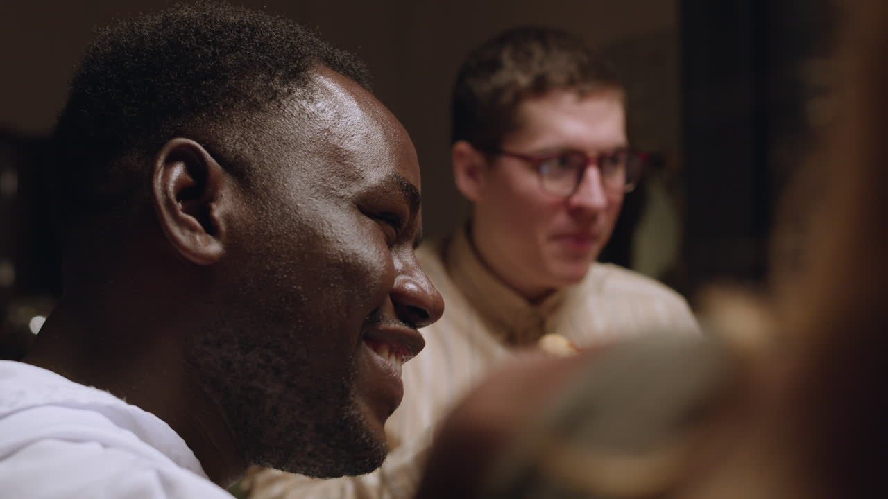 Hombre comiendo pizza.