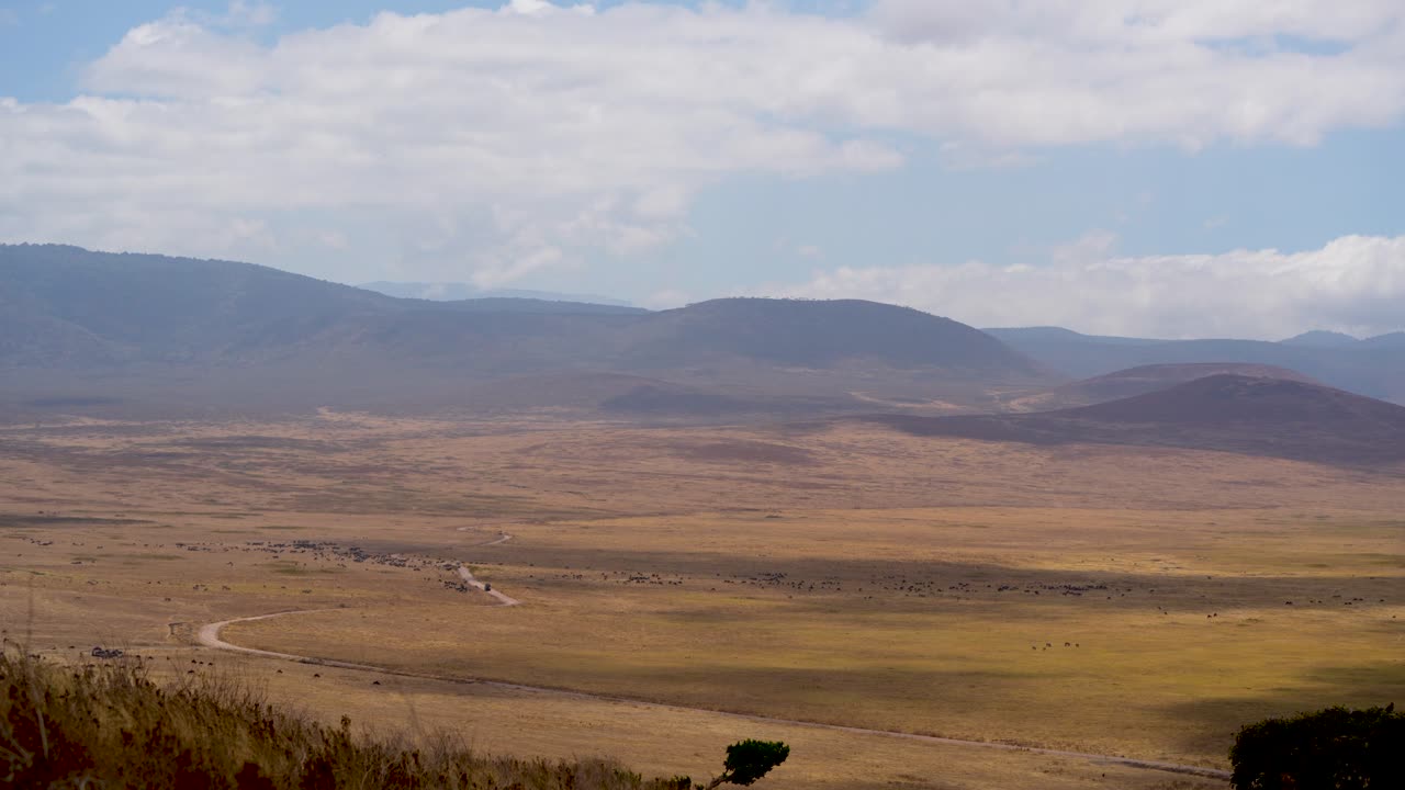 Panoramablick auf das Ngorongoro-Krater-Naturschutzgebiet in Tansania, Afrika, Fixierte Weitwinkelaufnahme