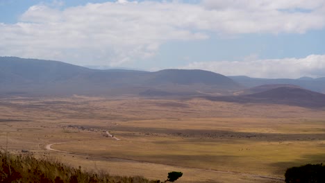 vista panorámica de la reserva natural del cráter ngorongoro en tanzania áfrica, tiro granangular bloqueado