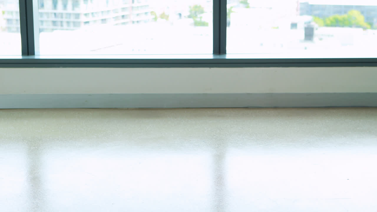 사무실 복도 에서  ⁇ 고 있는 임원 들