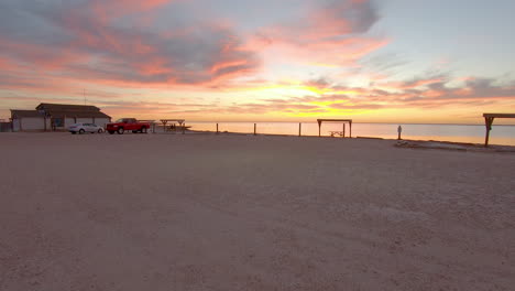 Pov-Mientras-Sale-Lentamente-De-La-Playa-Durante-Una-Magnífica-Puesta-De-Sol-En-Laguna-Madres-En-La-Costa-Nacional-De-La-Isla-Del-Padre-Norte-Cerca-De-Corpus-Christi-Texas-Usa