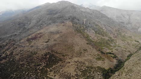 toma aérea de drones moviéndose en la montaña en la cordillera de los andes-4k