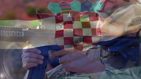 Animation-Der-Flagge-Kroatiens-über-Einem-Kaukasischen-Männlichen-Soldaten,-Der-Mit-Einem-Gewehr-Zielt