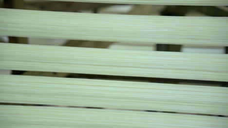 hilos textiles de hilado de máquinas tradicionales en el telar de mano en la india, kerala