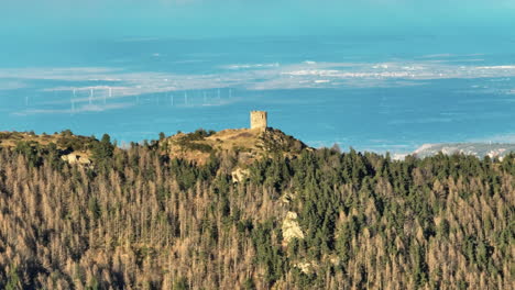 Befestigte-Ruinen-Aus-Der-Luft,-Sonniger-Tag-über-Den-Bergen-Frankreichs