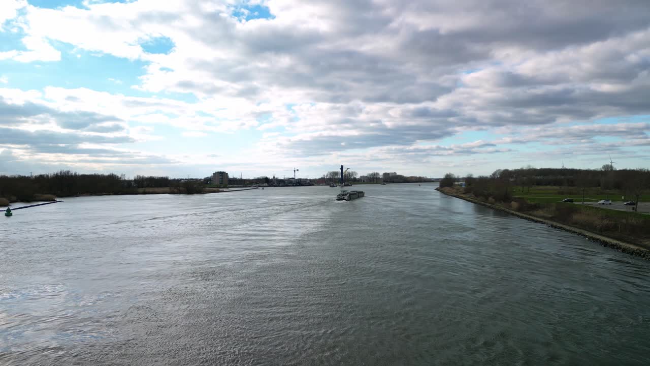 네덜란드 츠베인드레흐트에 있는 "오우데 마스" 운하의 공중 전망