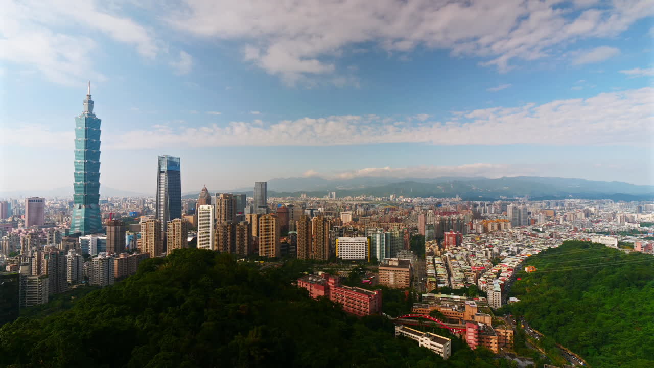Vakre Taipei 101 blant bygninger og arkitektur i byen i Taiwan