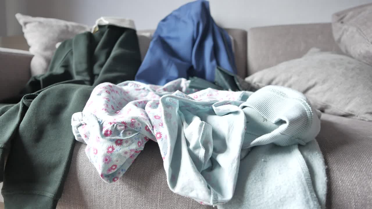 소파 위 에 어진 옷 어리