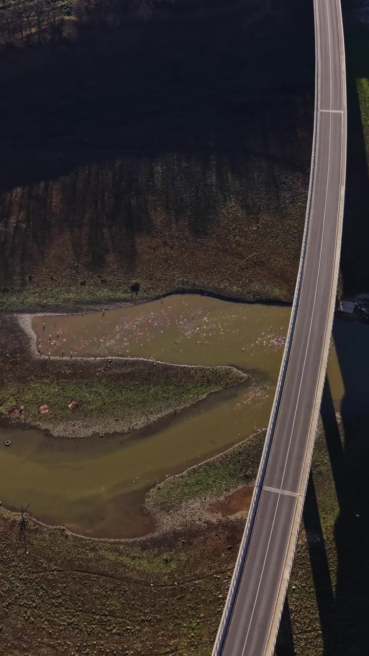 Ponti che attraversano un fiume in un paesaggio rurale durante le ore diurne
