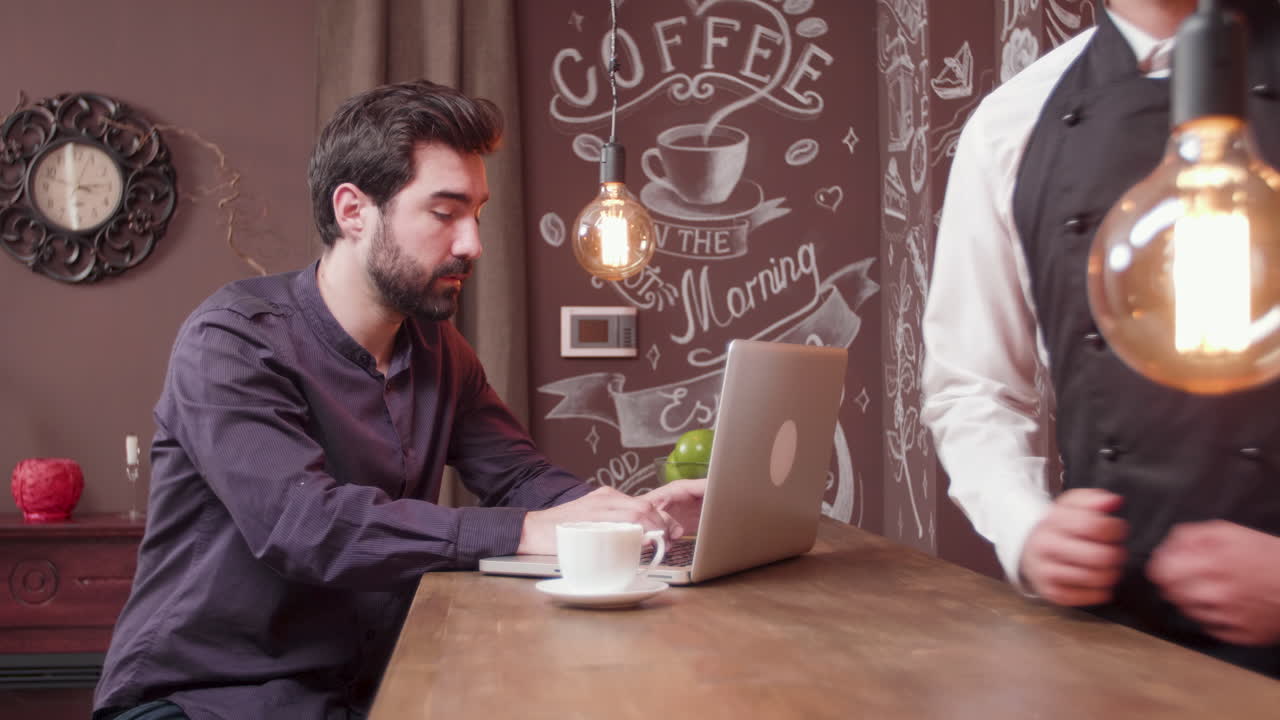 카페에서 노트북으로 일하는 남자