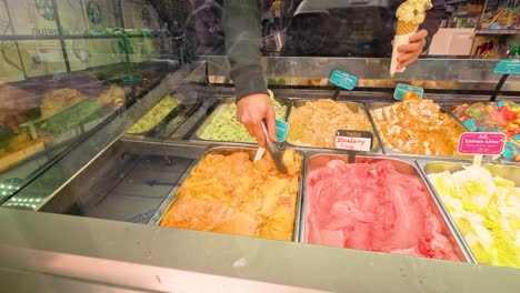 sirviendo helado en la tienda de barrio chino de melbourne