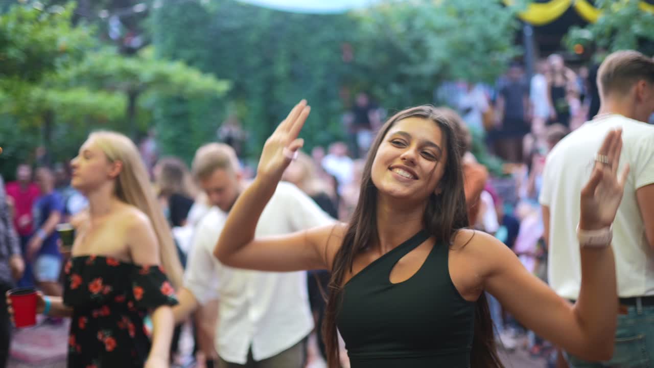 jóvenes bailando y divirtiéndose en un festival