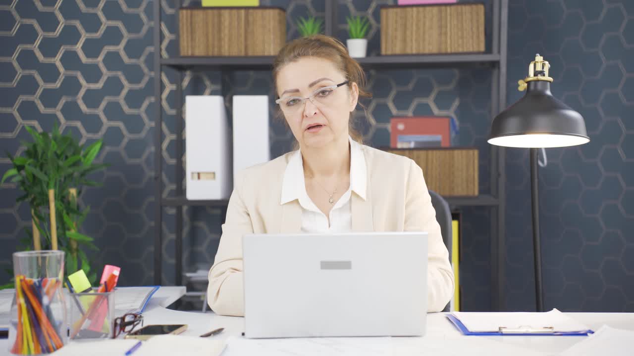 불행하고 우울한 채로 카메라를 바라보는 비즈니스 여인.