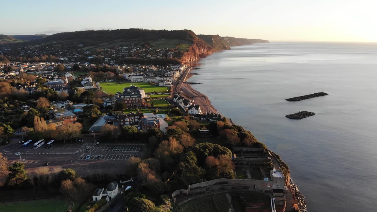 황혼 가을 분위기에서 영어 해안 마을의 드론 파노라마