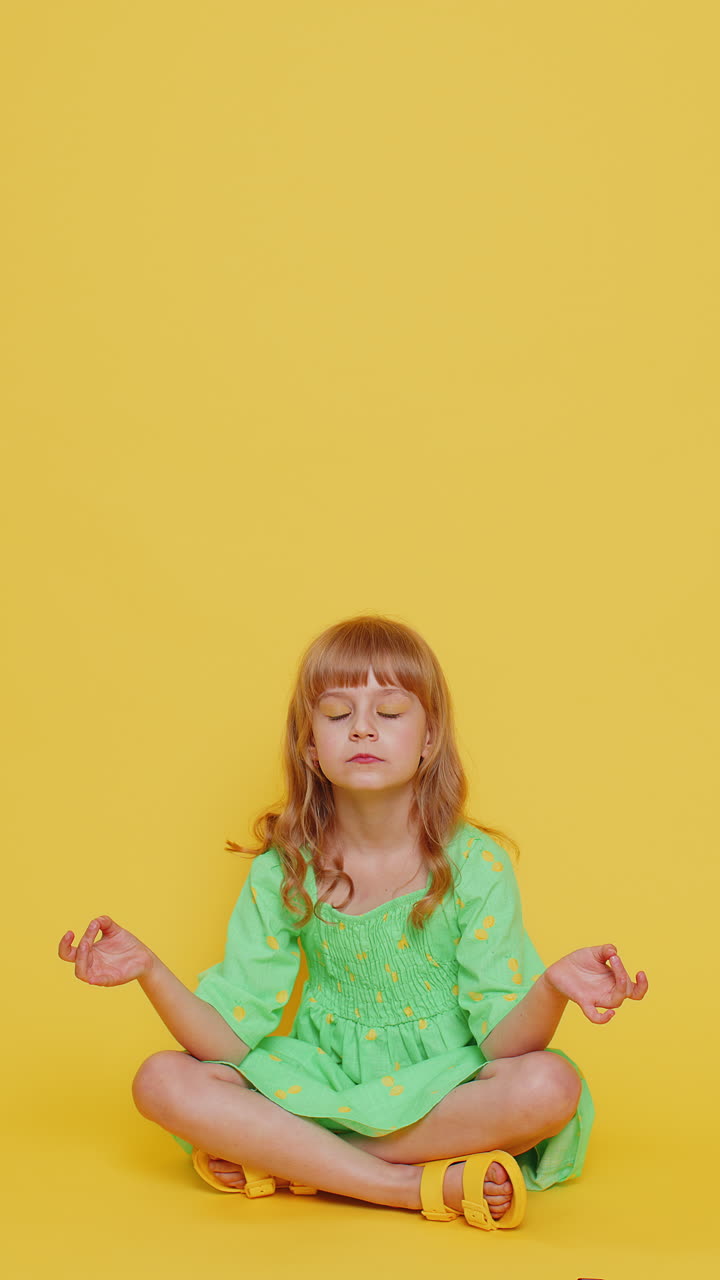 Bambina bambina respira profondamente occhi chiusi meditando rilassandosi prendendo una pausa riposo mente pacifica