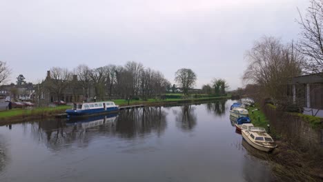 Río-Barrow-Athy-Kildare-Irlanda-Embarcaciones-De-Recreo-Amarradas-En-El-Centro-De-La-Ciudad-En-Una-Mañana-De-Invierno