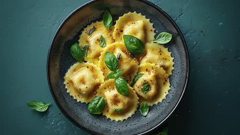 deliciosa pasta de ravioli italiana con albahaca fresca