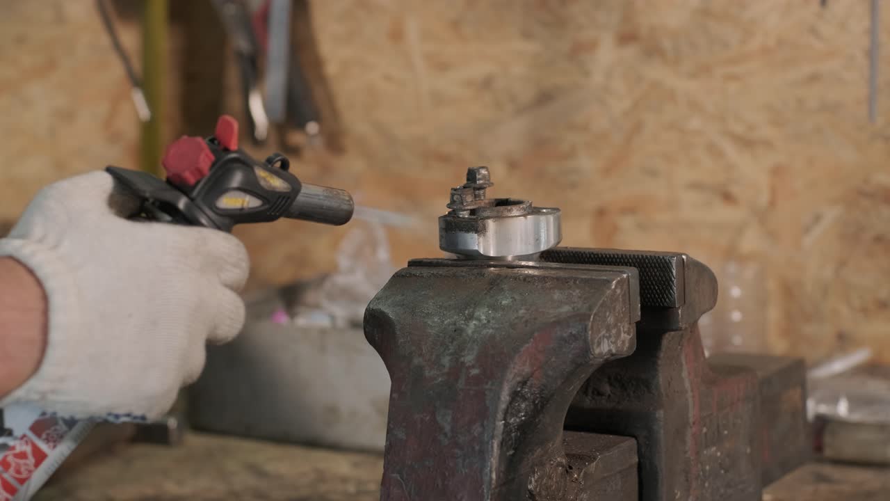 el mecánico de carreras de go karts hace piezas de soldadura de go cart